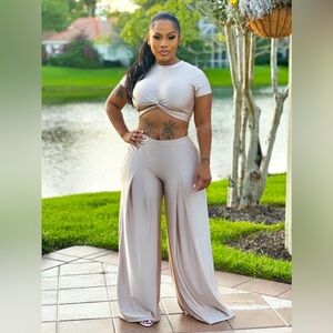NWOT two piece champagne set